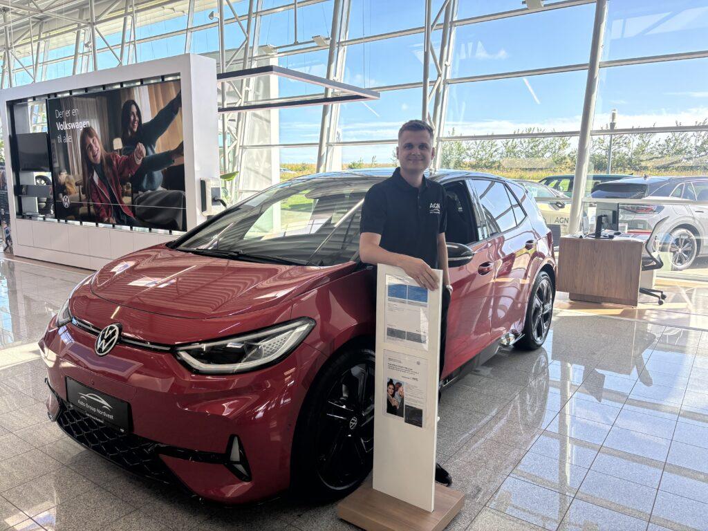 Salgsrådgiver Matias Østergaard Jensen foran vw ID.3
