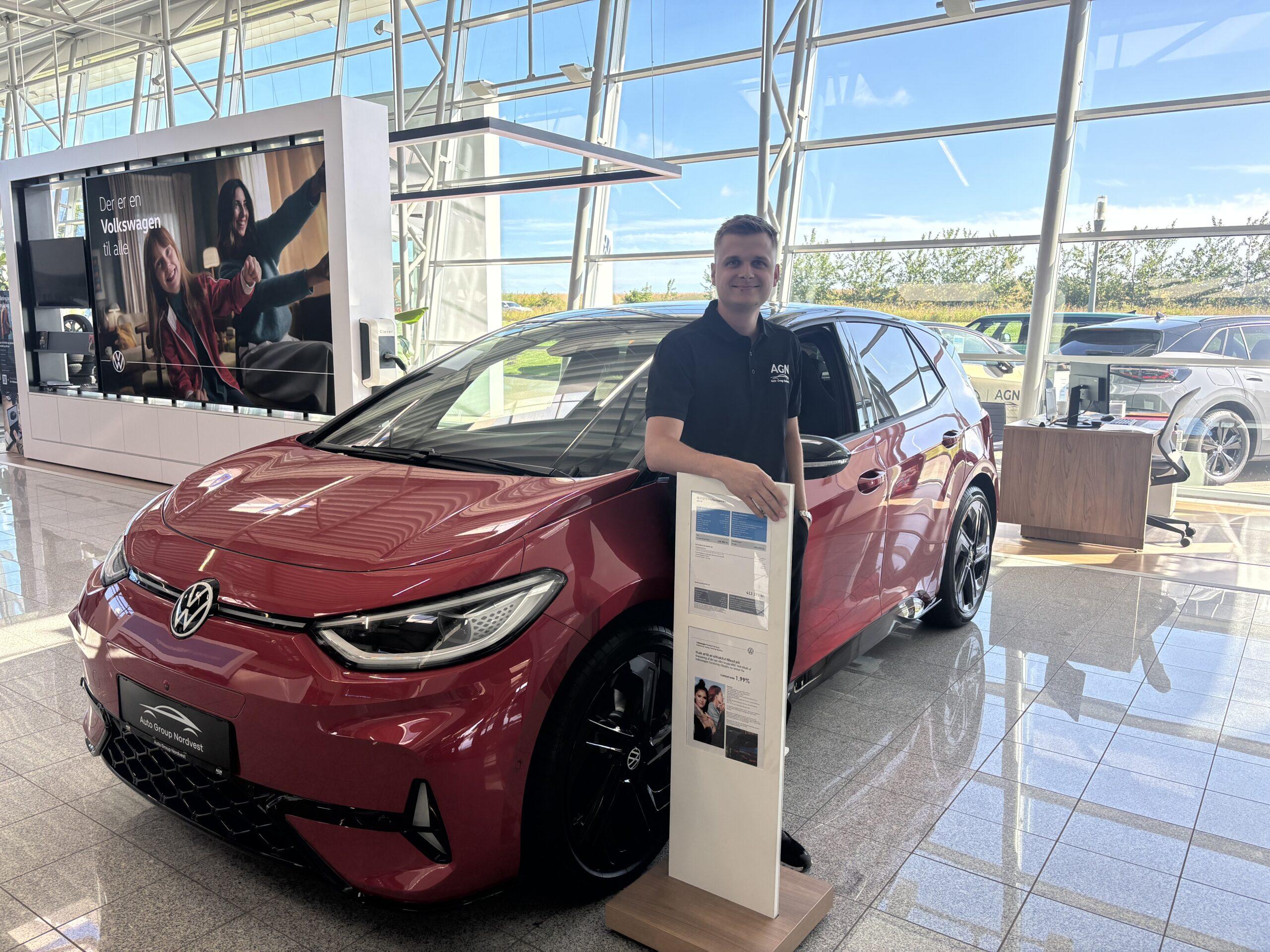 Salgsrådgiver Matias Østergaard Jensen foran vw ID.3