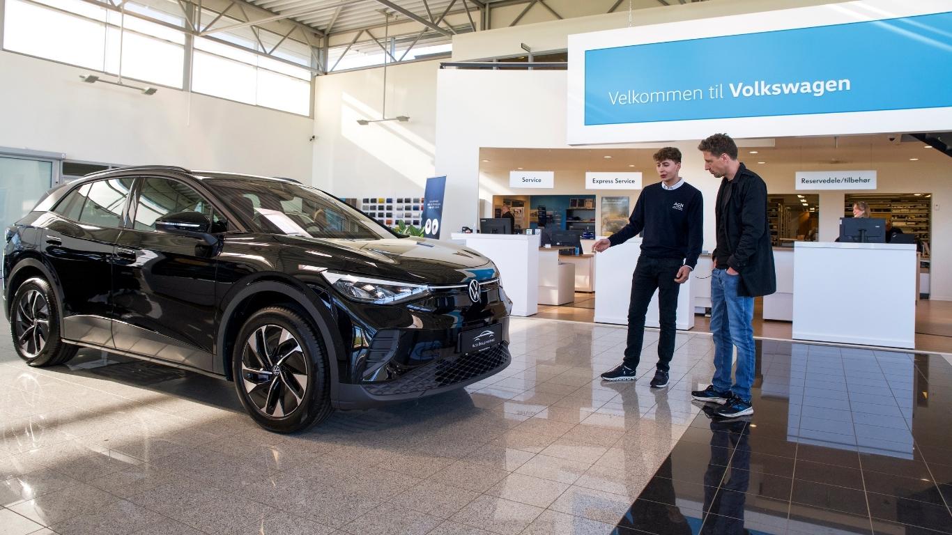 Salgsrådgiver hos Auto Group Nordvest rådgiver kunde foran Volkswagen ID.4 i salgsudstilling