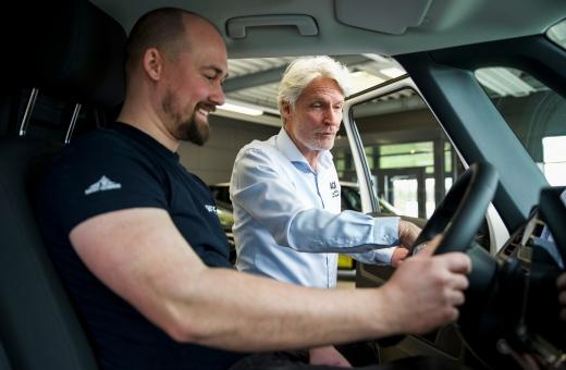 Erhvervskunde og AGN-rådgiver tester betjening og førerplads i kabinen på e‑Transporter.