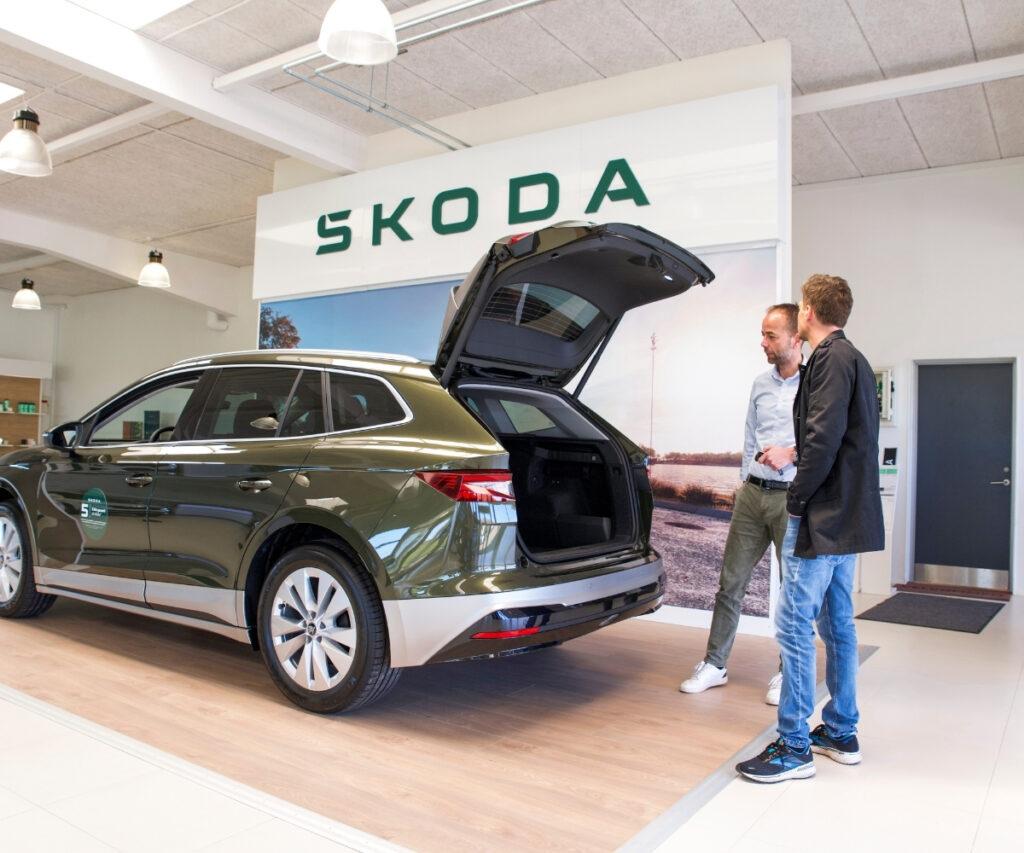 To mænd ser på bagagerummet i ŠKODA ENYAQ hos Auto Group Nordvest