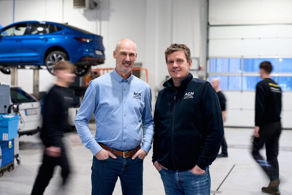 Henrik Larsen og Mads Dahl i værkstedet hos AGN Thisted i forbindelse med fusionen mellem LD Auto og Auto Group Nordvest