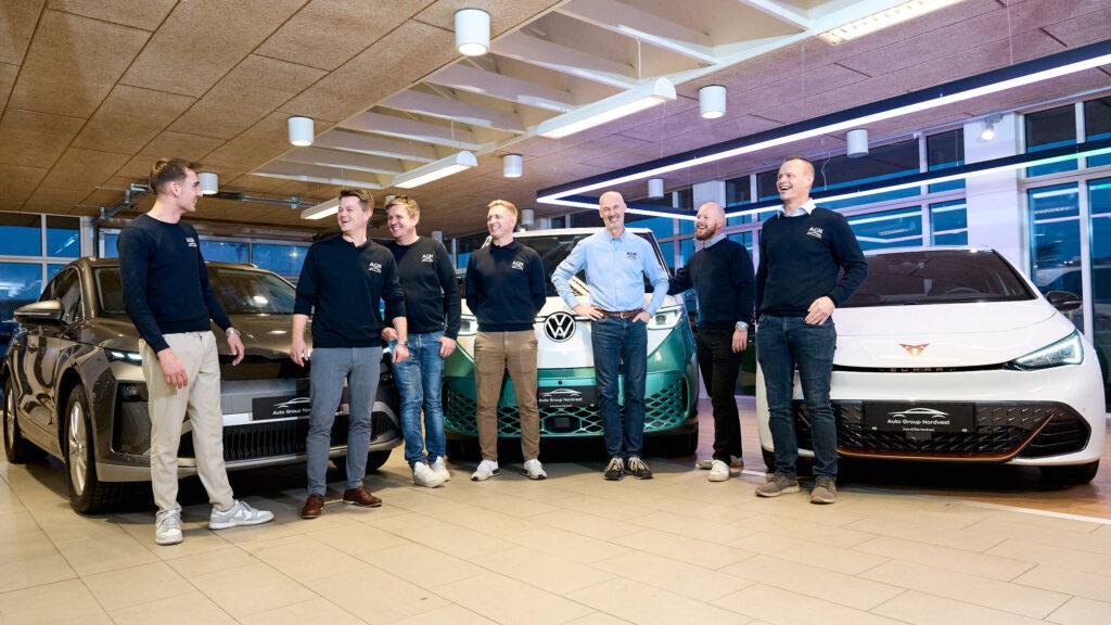Hele salgsrådgiverteamet fra AGN samlet i den midlertidige udstilling under fusionen mellem LD Auto og Auto Group Nordvest